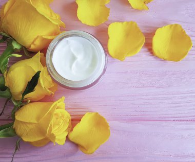 kozmetik krem, sarı bir pembe ahşap yükseldi.