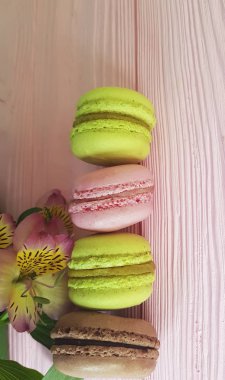 pembe ahşap, alstroemeria çiçek acıbadem kurabiyesi,  