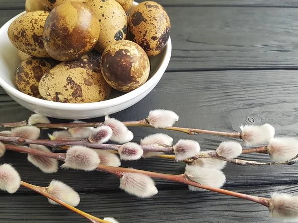 Huevos Codorniz Pascua Sauce Sobre Madera Negra —  Fotos de Stock