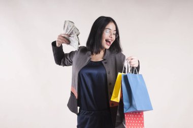güzel genç işkadını esmer alışveriş studio, dolar için paketleri ile gözlüklü