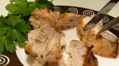 Bir plaka üzerinde bir chop kesilmiş eller