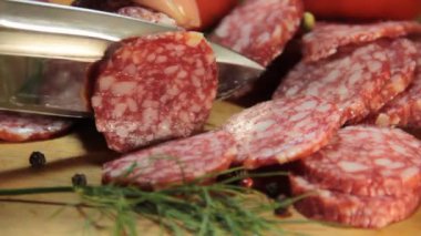 sosis ahşap bir gemide kesilmiş eller