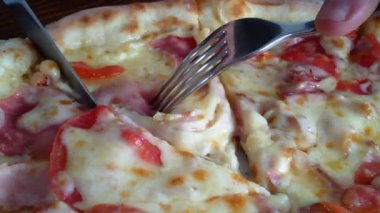 pizza bir bıçak ile kesmek