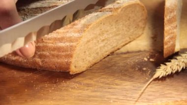 Ekmek bir ahşap kesilmiş eller