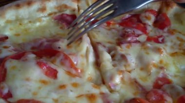 pizza bir bıçak ile kesmek