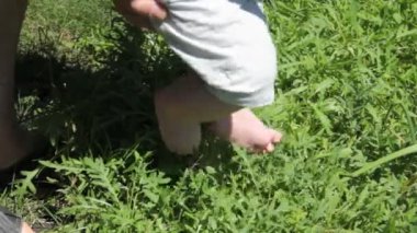 Bebek ve baba bacaklar yaz