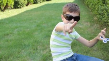 açık havada bir spinner ile küçük çocuk