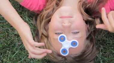 Kafasındaki bir spinner ile küçük kız