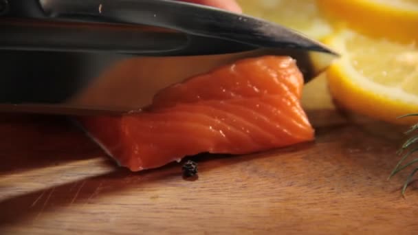 Manos Cortan Salmón Cocina — Vídeo de stock