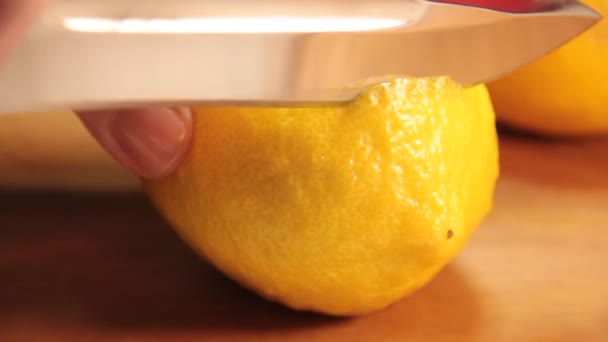 Ручний Ніж Нарізаний Лимон — стокове відео