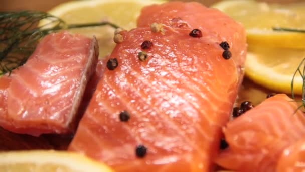 Frischer Lachs Auf Einem Hölzernen — Stockvideo