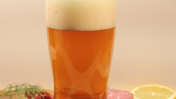 Birra Viene Versata Bicchiere — Video Stock