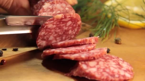 Hände Schneiden Wurst Auf Einem Holzbrett — Stockvideo