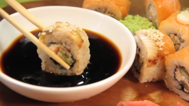 Sushi Sobre Fondo Madera — Vídeo de stock