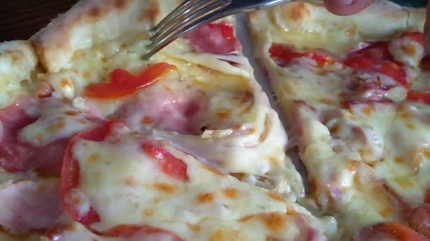 Pizza Cortada Con Cuchillo — Vídeos de Stock