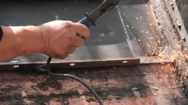 工作焊接在自然夏天 — 图库视频影像