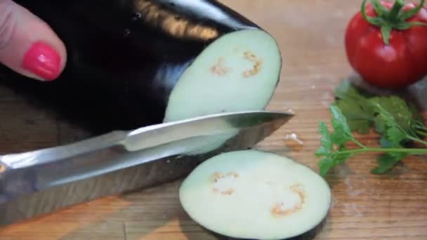 Hände Schneiden Die Aubergine Auf Einem Hölzernen — Stockvideo