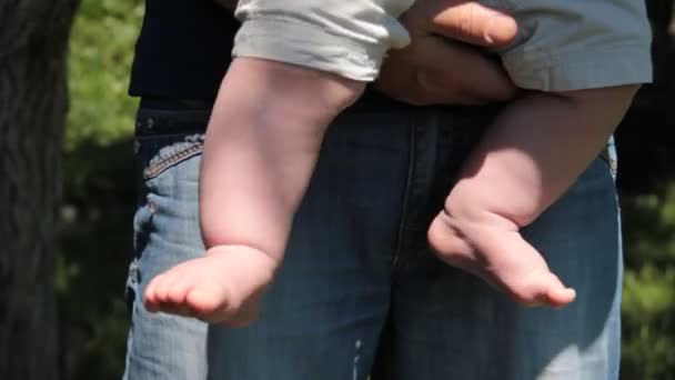 Μωρό Και Μπαμπάς Καλοκαίρι Στα Πόδια — Αρχείο Βίντεο