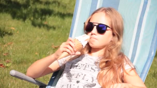 Маленькая Девочка Ест Мороженое Летом Открытом Воздухе — стоковое видео
