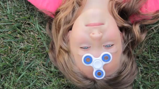 Little Girl Spinner Her Head — Stock Video