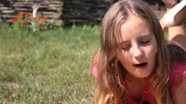 Menina Comer Batatas Fritas Grama — Vídeo de Stock