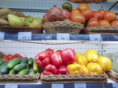 Ukrayna, Kiev 4 Ocak 2018 sebze mağaza raf