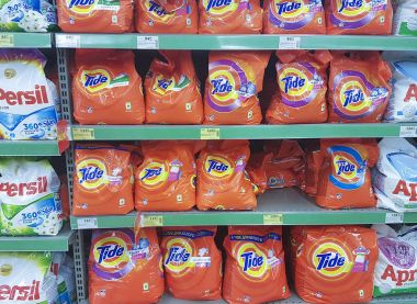 Ukrayna Kiev, 25 Kasım 2018 mağaza rafta deterjanlar