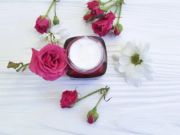 Roze Cosmetische Crème Witte Bloemen Wit Houten — Stockfoto