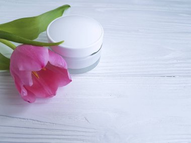 krem kozmetik doğal Lale Beyaz ahşap