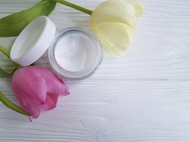 krem kozmetik doğal Lale Beyaz ahşap