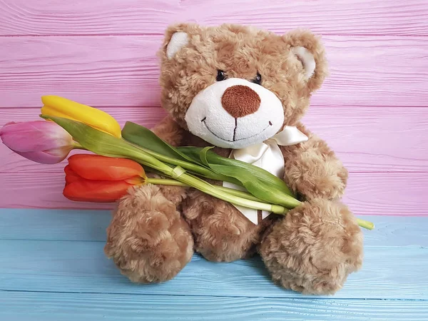 Mainan Beruang Dengan Tulip Kayu — Stok Foto