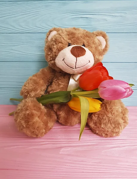 Urso Brinquedo Com Tulipas Uma Madeira — Fotografia de Stock