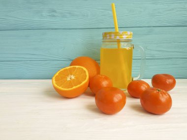 taze taze turuncu açık saman Beyaz ahşap, mandalina ile cam