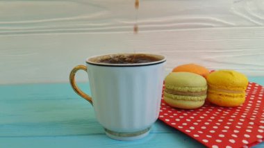 kahve döktü bir fincan, macaron, yavaş hareket