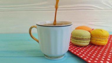 kahve döktü bir fincan, macaron, yavaş hareket