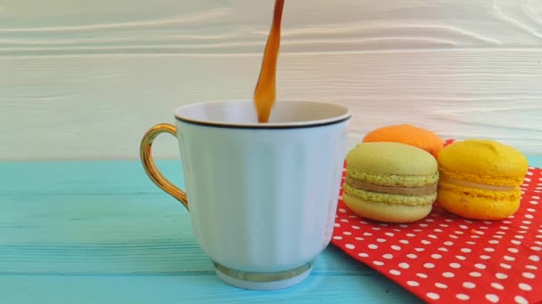 Kávé Öntenek Egy Csésze Macaron Lassú Mozgás — Stock videók