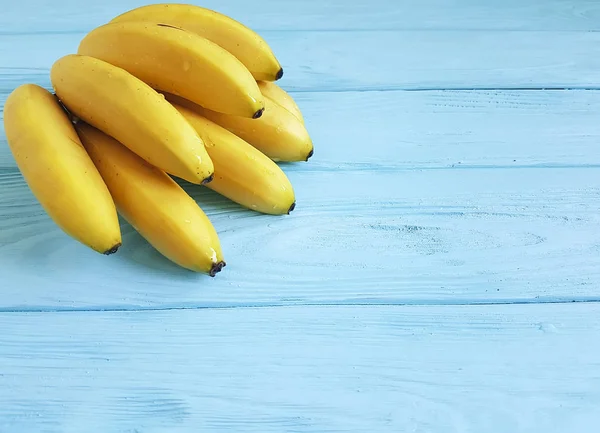 Rijpe Bananen Een Blauwe Houten Achtergrond — Stockfoto