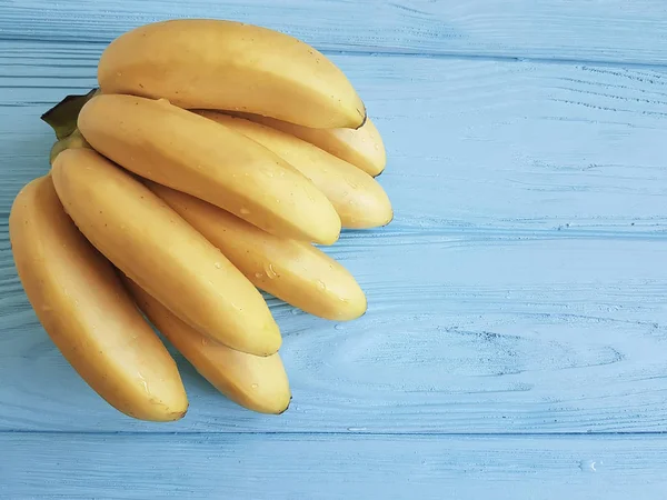 Rijpe Bananen Een Blauwe Houten Achtergrond — Stockfoto