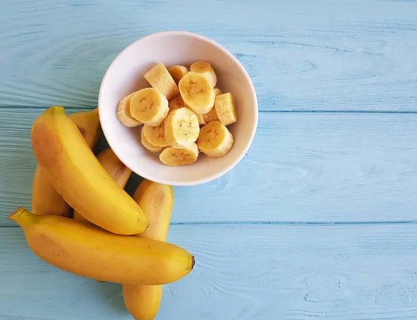 Reife Bananenteller Stück Auf Blauem Holzhintergrund — Stockfoto