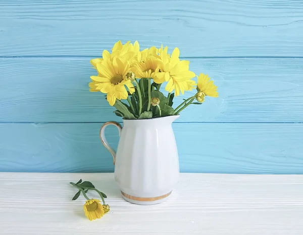 Jarrón Crisantemo Amarillo Sobre Blanco Azul — Foto de Stock