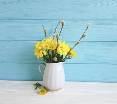 Sarı krizantem, beyaz ve mavi ahşap willow vazo