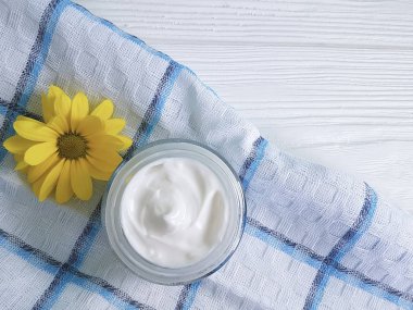 bir kavanoz sarı Kasımpatı çiçeği Beyaz ahşap, daisy, havlu kozmetik krem