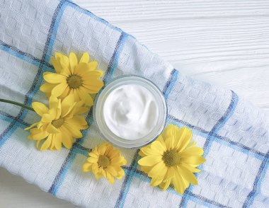 bir kavanoz sarı Kasımpatı çiçeği Beyaz ahşap, daisy, havlu kozmetik krem