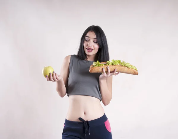 Mooie Sport Meisje Met Apple Sandwich — Stockfoto