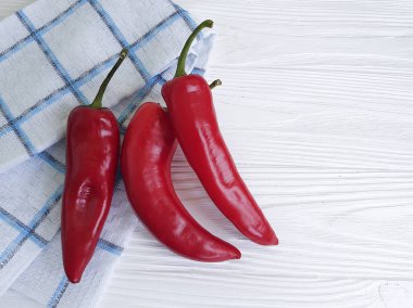Beyaz ahşap havlu üzerinde kırmızı biber