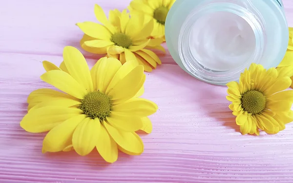 Flores Margarida Amarelas Creme Cosmético Uma Madeira Rosa — Fotografia de Stock