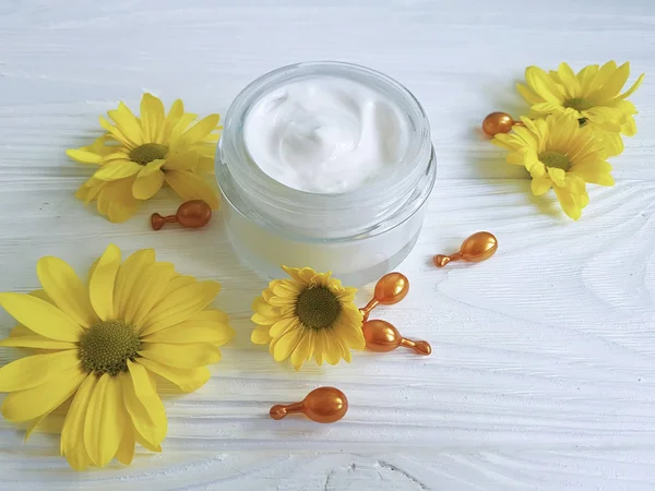 Creme Cosmético Flores Amarelas Naturais Camomila Madeira Branca Artesanal Cápsulas — Fotografia de Stock