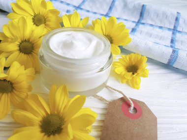 kozmetik krem doğal sarı çiçek papatya beyaz ahşap, el yapımı etiketi