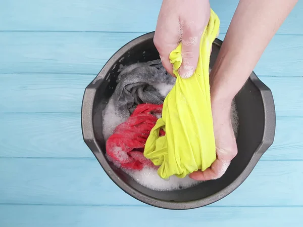 Handen Wassen Kleren Een Bekken Houten Vloer — Stockfoto