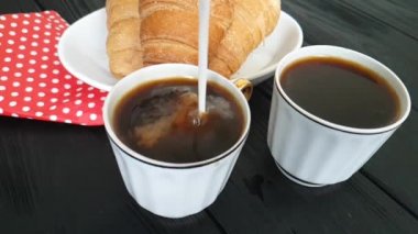 süt kahve, bir fincan içine dökülür bir kruvasan